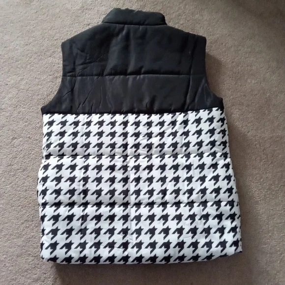 EUC! SHEIN Blackand white puffer vest - Picture 5 of 8